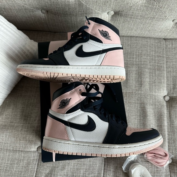 Women’s Air Jordan 1 Retro Hi OG Bubblegum - Picture 9 of 10